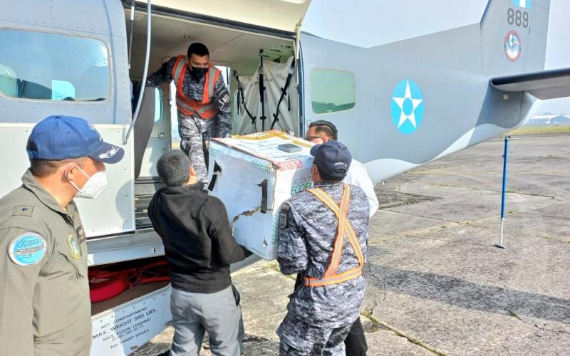 Personal militar apoya traslado aéreo de vacunas 