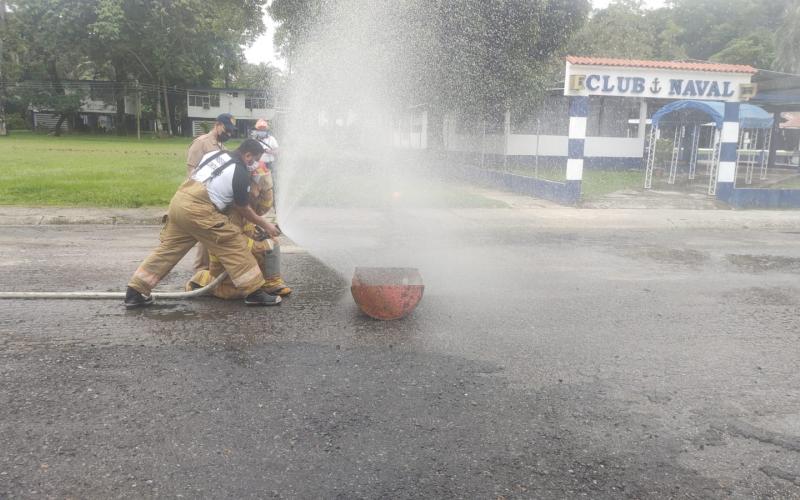 Participantes del curso de Marino Mercante ponen en práctica conocimientos para combate de incendios