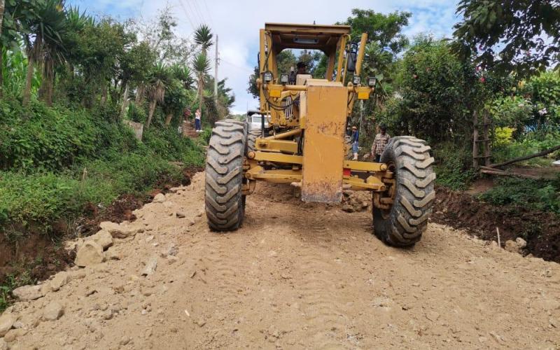 Ejército de Guatemala realiza trabajos de rehabilitación de la red vial terciaria.
