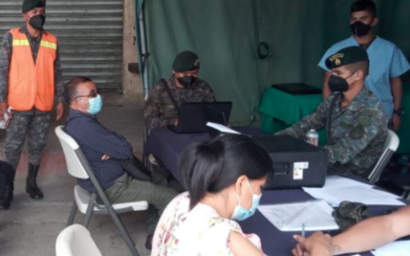 Ejército de Guatemala apoya vacunación en la terminal de buses y mercado municipal de Huehuetenango