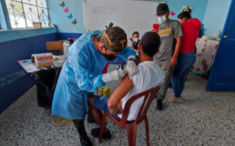 Gran cantidad de guatemaltecos son vacunados contra el Coronavirus, COVID-19 con apoyo de la Quinta Brigada de Infantería