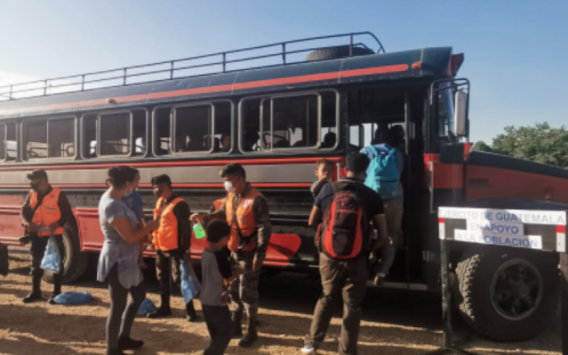 Ejército de Guatemala apoya transporte de migrantes desde frontera El Ceibo hacia frontera El Cinchado