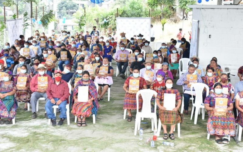 Agricultores beneficiados con escrituras de tierra