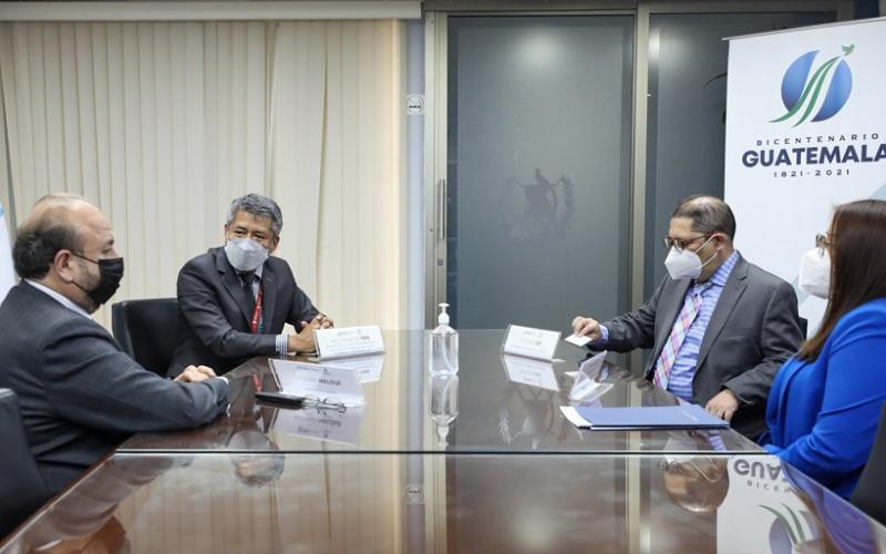 Autoridades de CISP y del Mineco, durante la reunión previa a la firma.