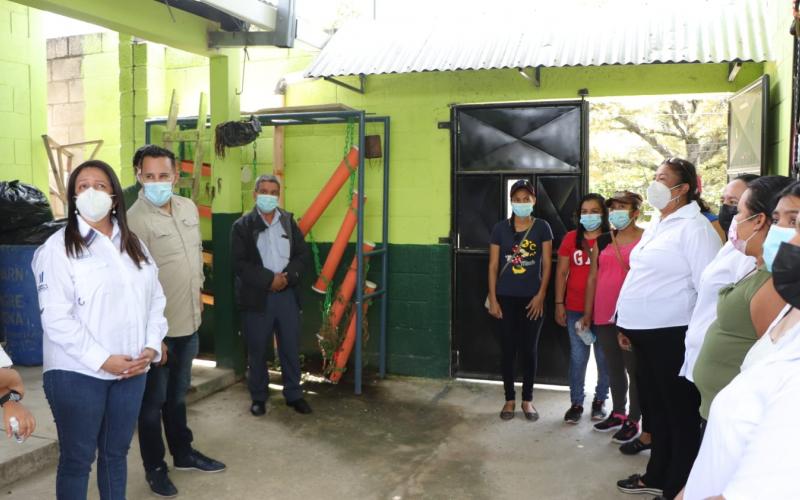 Ministra Claudia Ruíz realizó monitoreo en centros educativos remozados en Baja Verapaz 