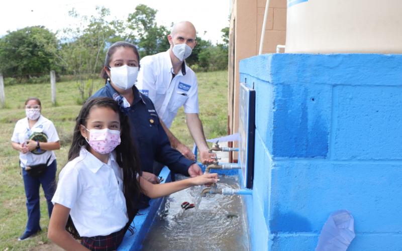 Ministra Claudia Ruíz monitorea  escuelas de Baja Verapaz