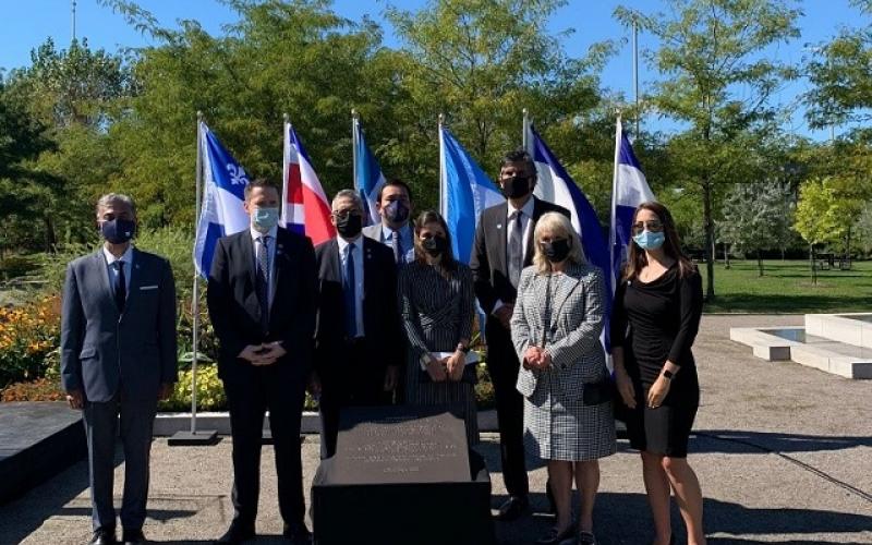 Develación de placa en Quebec