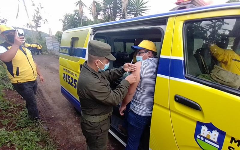 Soldados apoyan vacunación móvil en Santa Catarina Pinula.