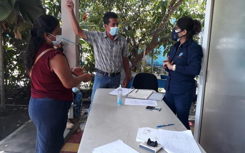 Campesinos firman Escrituras