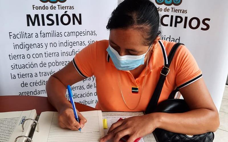 Familias firman Escrituras