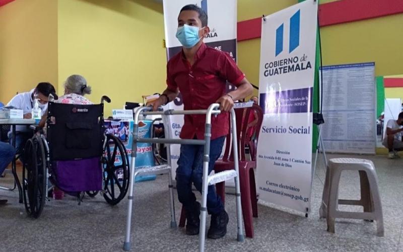 Adultos y niños fueron beneficiados con entrega de equipo médico ambulatorio y otros insumos.