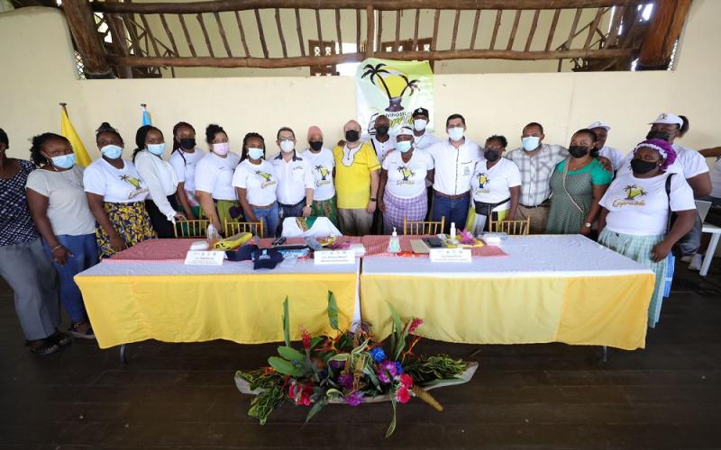 Autoridades del Ministerio de Economía y de la Municipalidad de LIvingston, posan junto a mujeres emprendedoras del lugar.