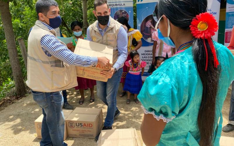 Director de Mejoramiento de las Condiciones Socioeconómicas de la Mujer, José Turtón, entrega una de las cajas con alimentos.