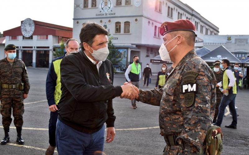 Alcalde Metropolitano visita puesto de vacunación masivo