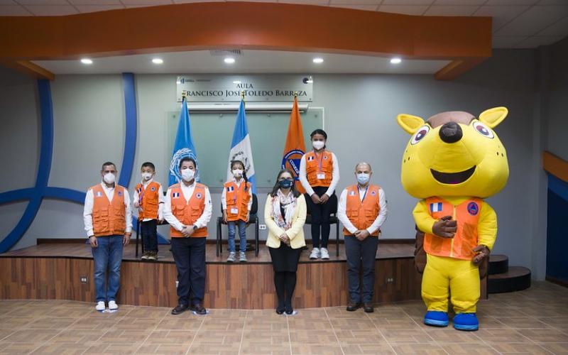 Autoridades de la SE-CONRED junto a los ganadores del primer concurso de dibujo “Por una Guatemala sin desastres”.