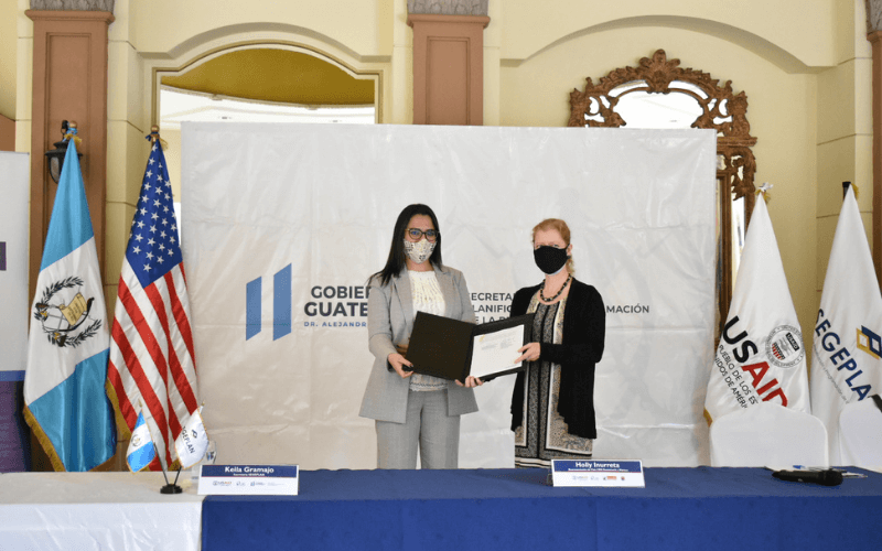 SEGEPLAN y CRS firmaron un convenio para promover el desarrollo