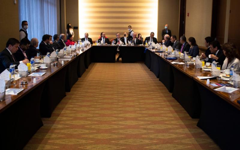 Presidente Alejandro Giammattei participa en encuentro empresarial en Colombia