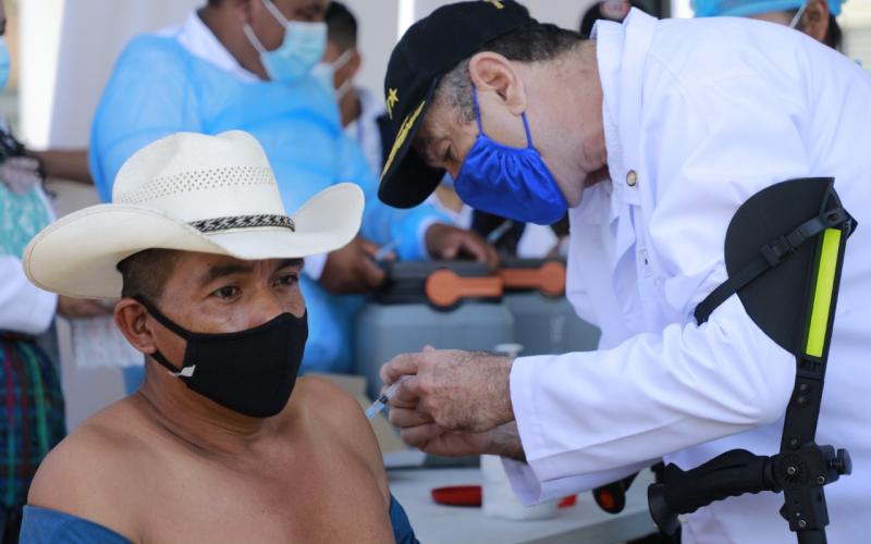 Presiden Alejandro Giammattei supervisa vacunación