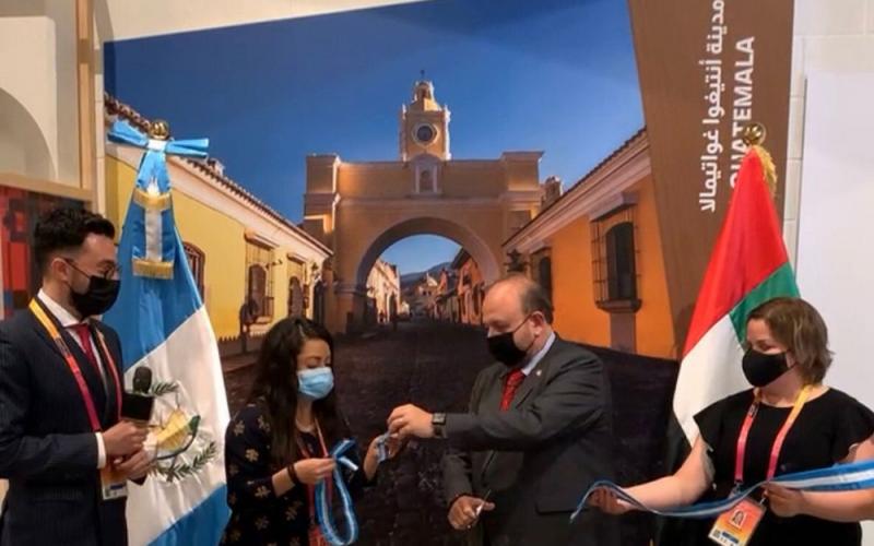 El Ministro de Economía, Antonio Malouf, inauguró el pabellón de Guatemala junto con la Viceministra de Relaciones Exteriores, Shirley Aguilar.