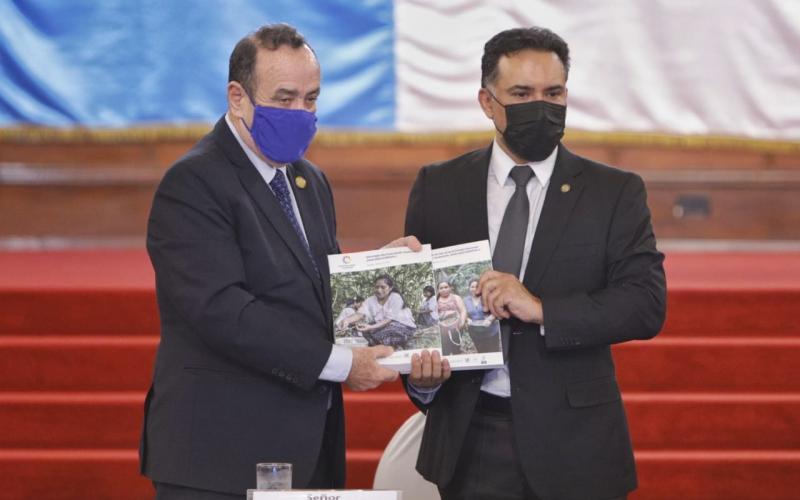 Presidente Alejandro Giammattei recibe la ENREDD+ de parte del ministro Mario Rojas Espino