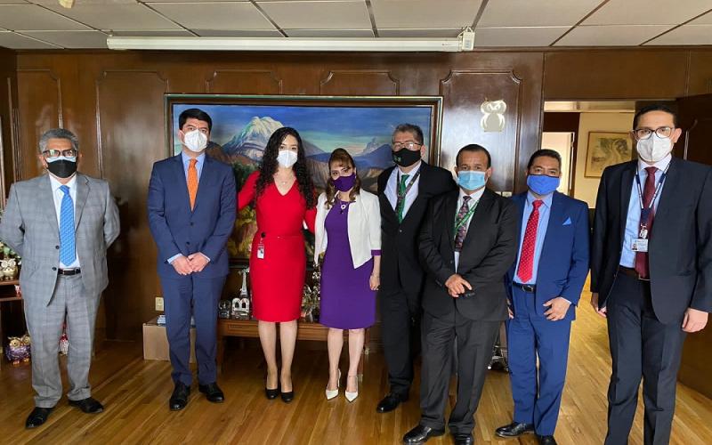 El Viceministro de Asuntos Registrales, Roberto Alonzo (segundo de Izq. a Der.) y el Registrador General de la República, José Miguel Gutiérrez Anzueto; durante la foto oficial con autoridades registrales mexicanas.