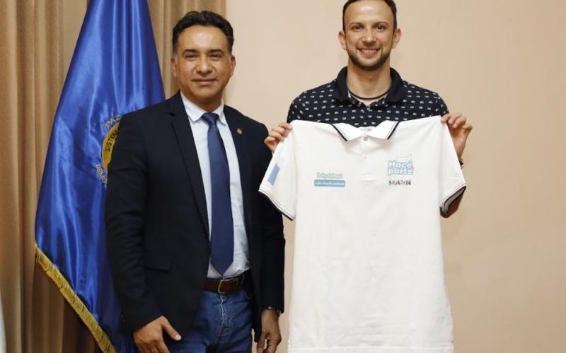 Mario Rojas Espino entrega la camiseta de "Hacé tu parte" a Kevin Cordón.