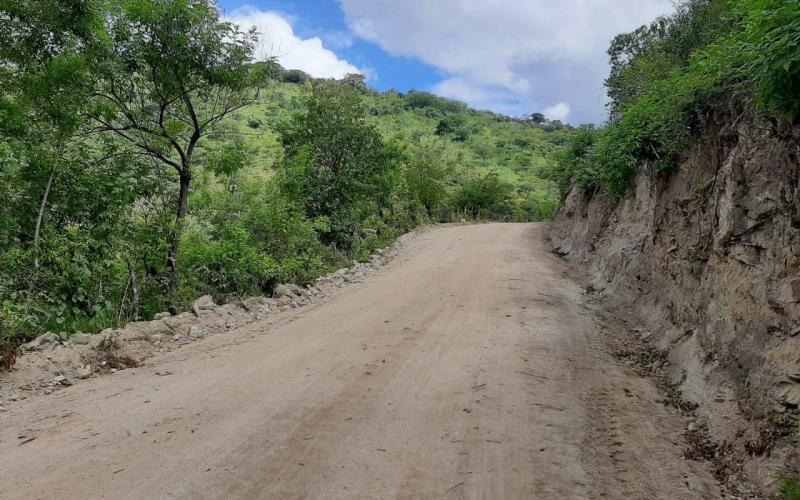 Comunitarios son beneficiados con trabajos de reconformación de superficies