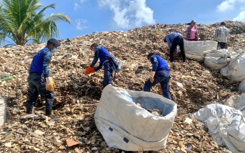 Ejército de Guatemala continúa apoyando limpieza de desechos sólidos en el Río Motagua