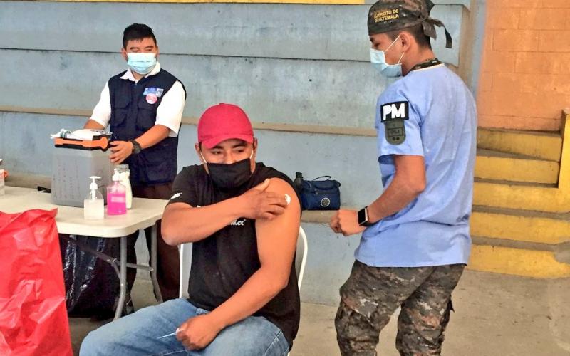 1,112 vecinos de Ciudad Quetzal fueron vacunados con el apoyo del Ejército de Guatemala