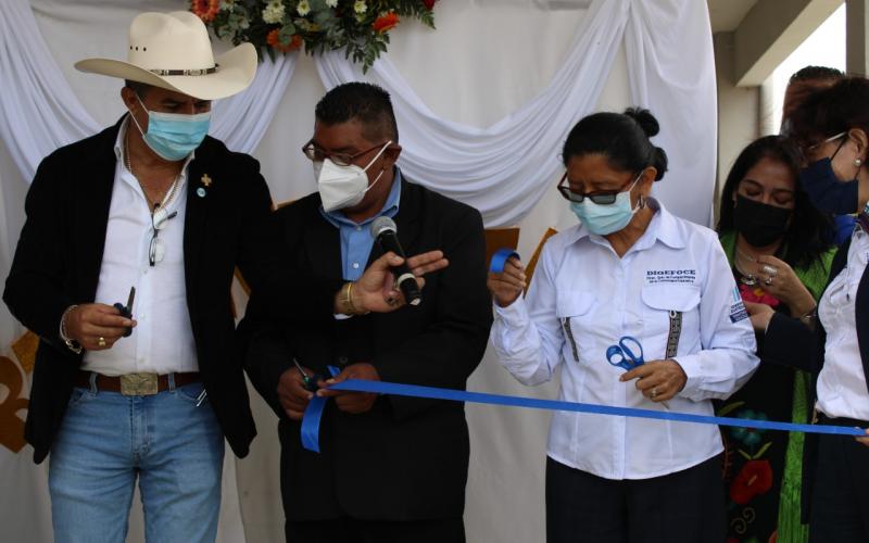 Autoridades del Mineduc participan en inauguración de escuela de Primaria en San Juan Sacatepéquez