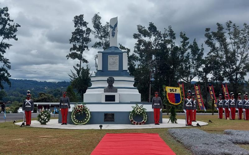 En memoria del ex Presidente de la República y General de División Miguel García Granados, este lunes 22 de noviembre, se efectuó la exhumación de sus restos