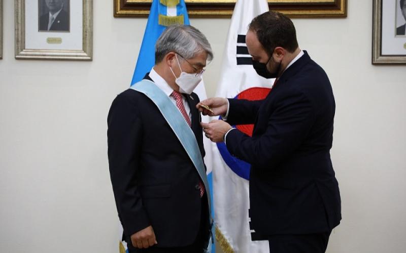 Canciller Pedro Brolo Vila condecora a embajador coreano