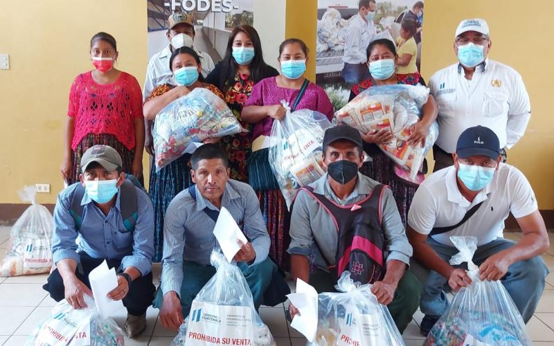 Entrega de alimentos a personas afectadas por tormentas