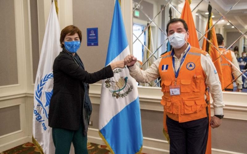 Representante del Programa Mundial de Alimentos en Guatemala, Laura Melo, junto al Secretario Ejecutivo de la CONRED, Oscar Cossío.