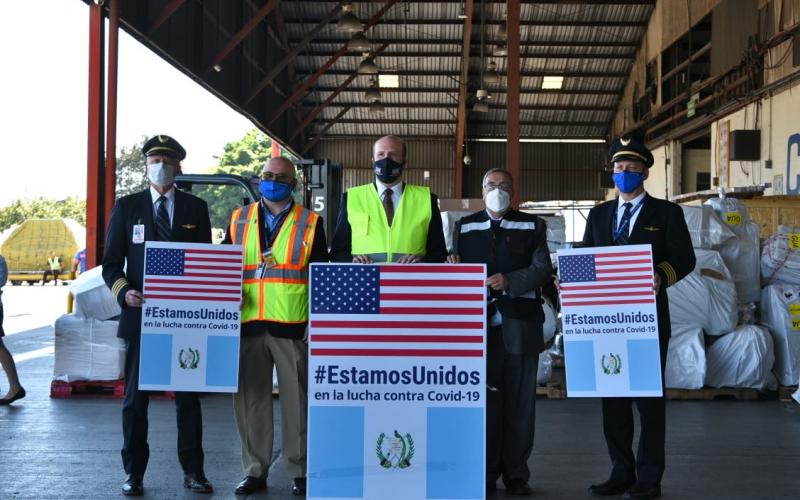 Ministro de Salud recibe donativo de vacunas