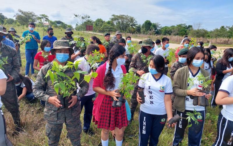 Ejército de Guatemala apoyó siembra de 5 mil árboles en el Instituto Nacional de Educación Básica de La Libertad, Petén