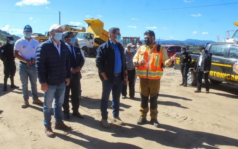 Ministro del CIV supervisa trabajos de pavimentación en Rancho de Teja - Momostenango