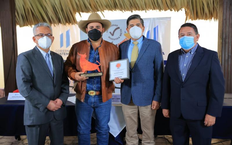 MAGA fortalece apoyo a sector ganadero y reconoce labor 