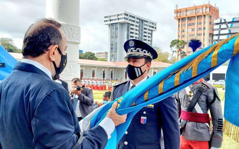 Asumiendo como nuevo Ministro de la Defensa el General de División Henry Yovani Reyes Chigua, 
