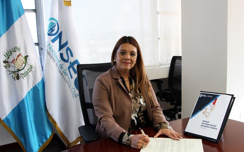 La Directora de Onsec firmó el acuerdo de aprobación de la más reciente edición del manual.