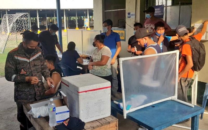 Ejército de Guatemala apoya jornada de vacunación dirigida a trabajadores de empresas ubicadas en Escuintla