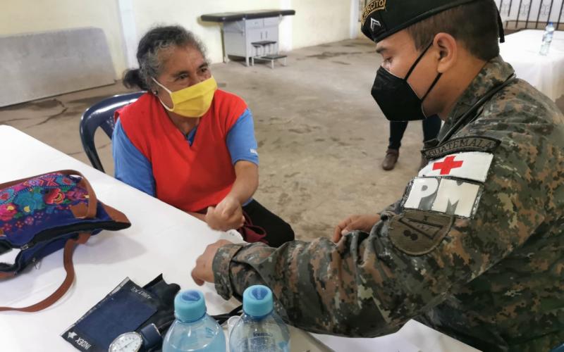 Jornada médica apoyada por el Ejército de Guatemala brindó atención a más de 250 vecinos de la aldea Sacoj Grande, Mixco
