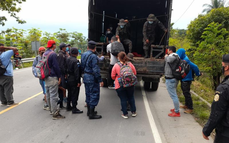 Brigada de Infantería de Marina transportó y proporcionó seguridad a migrantes
