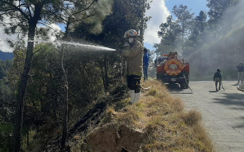 Sistema CONRED atiende incendio forestal en el territorio nacional.