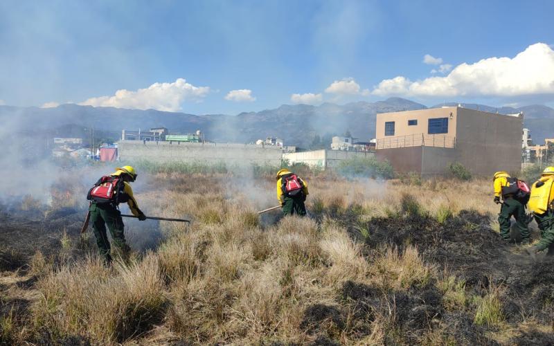 La Brigada de Respuesta a Incendios Forestales -BRIF/GUA- de la CONRED controla y liquida un incendio forestal registrado en el departamento de Huehuetenango. Foto de archivo.