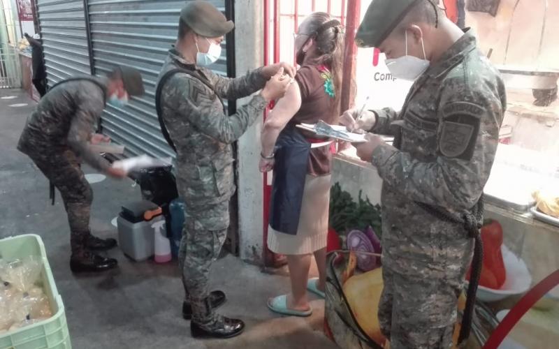 Más de 1500 guatemaltecos fueron vacunados en diferentes sectores de la capital por la Brigada de Infantería “Mariscal Zavala”