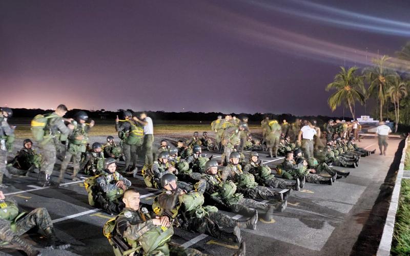 Paracaidistas se preparan para realizar salto táctico nocturno.