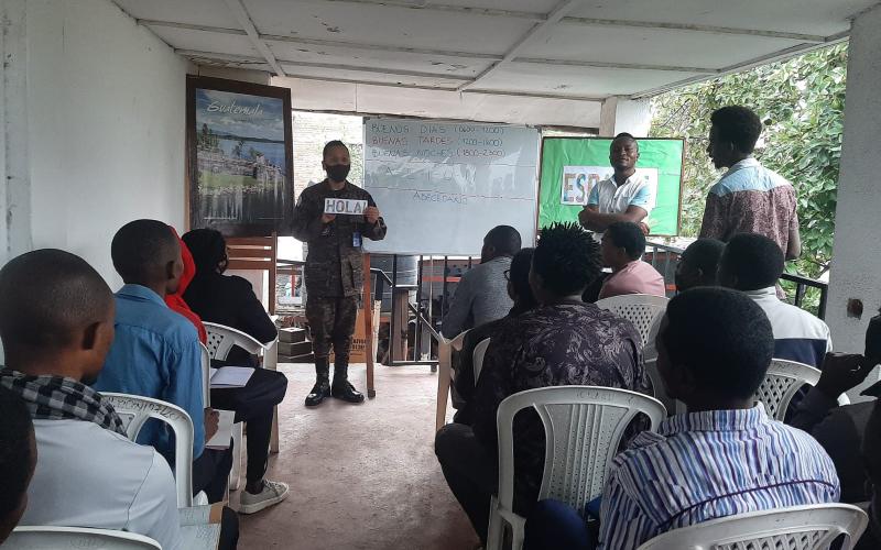 XXI Contingente de Fuerzas Especiales desplegado en El Congo imparte curso de idioma español a jóvenes congoleses