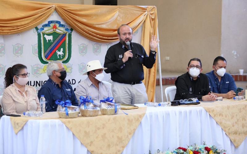 El Ministro de Economía, Antonio Malouf, durante su participación en la reunión con autoridades municipales de Asunción Mita.