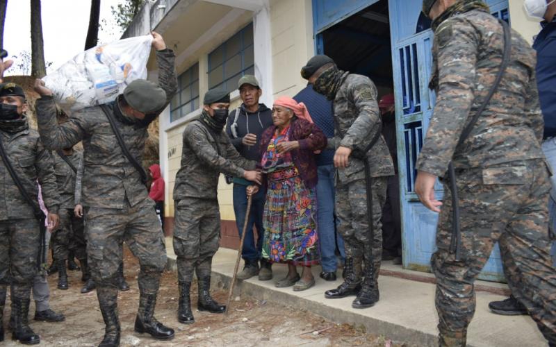 Brigada de Operaciones para Montaña apoya entrega de víveres y medicinas en Tajumulco, San Marcos